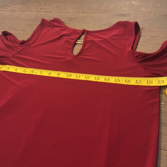 ๐3/$15๐AUW Burgundy top with peek a boo sleeves. Size Med - Picture 8 of 10